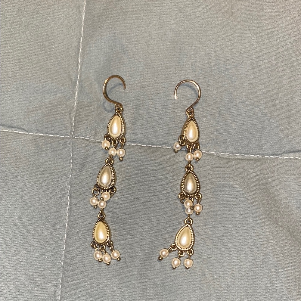 🤍💛🤍NWOT Monet Elegant Gold and Cream Pearl Dangle Earrings